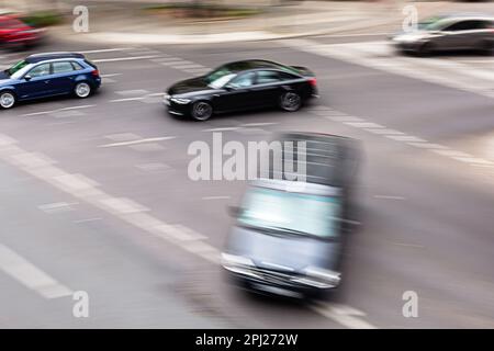 Bild einer Straßenkreuzung in der Stadt mit fahrenden Autos in Bewegungsunschärfe Stockfoto