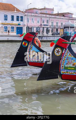 Europa, Portugal, Aveiro. 12. April 2022. Hell bemalte Moliceiros, traditionelle flache Holzboote, auf dem zentralen Kanal in Aveiro. Stockfoto