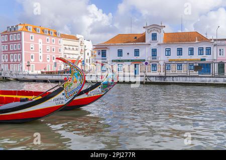 Europa, Portugal, Aveiro. 12. April 2022. Hell bemalte Moliceiros, traditionelle flache Holzboote, auf dem zentralen Kanal in Aveiro. Stockfoto