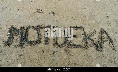 Motueka geschrieben mit einem Stock im Sand am Motueka Beach, Tasman Region, Südinsel, Aotearoa / Neuseeland. Stockfoto