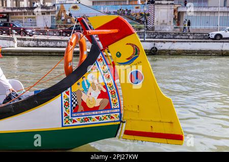 Europa, Portugal, Aveiro. 12. April 2022. Hell bemalte Moliceiros, traditionelle flache Holzboote, auf dem zentralen Kanal in Aveiro. Stockfoto