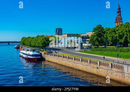 Riga, Lettland, 24. Juni 2022: Flusspromenade in der lettischen Hauptstadt Riga. Stockfoto