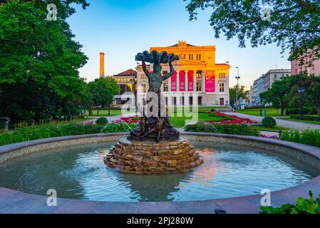 Riga, Lettland, 24. Juni 2022: Blick auf das Nationaltheater in Riga, Lettland. Stockfoto