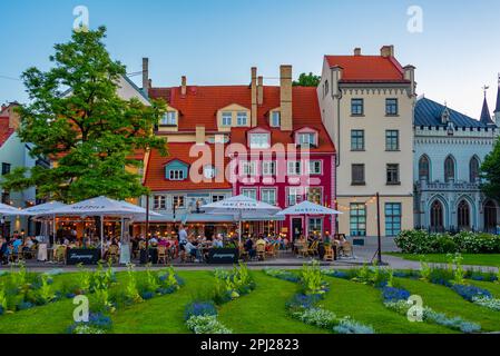 Riga, Lettland, 24. Juni 2022: Sonnenuntergang über Livu laukums - Platz der lettischen Hauptstadt Riga, Lettland. Stockfoto