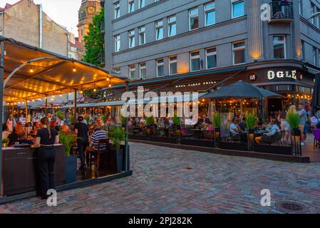 Riga, Lettland, 24. Juni 2022: Sonnenuntergang über Livu laukums - Platz der lettischen Hauptstadt Riga, Lettland. Stockfoto