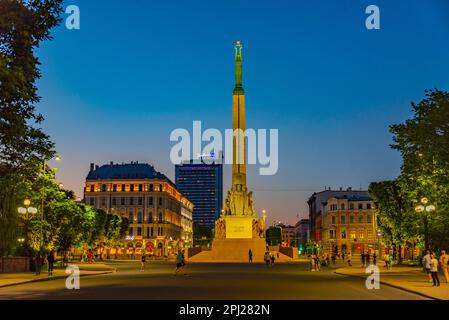 Riga, Lettland, 24. Juni 2022: Sonnenuntergang über dem Freiheitsdenkmal in Riga, Lettland. . Stockfoto