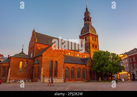 Riga, Lettland, 24. Juni 2022: Sonnenuntergang über der Kathedrale von Riga, Lettland. Stockfoto