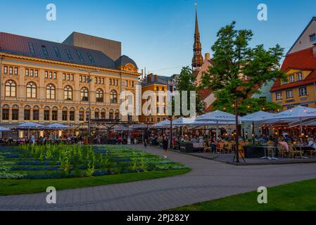 Riga, Lettland, 24. Juni 2022: Sonnenuntergang über Livu laukums - Platz der lettischen Hauptstadt Riga, Lettland. Stockfoto