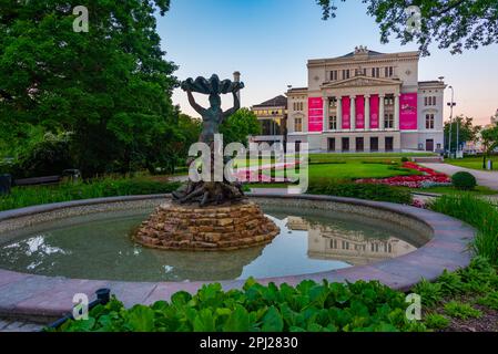 Riga, Lettland, 25. Juni 2022: Sunrise view of the National Opera and Ballet in Riga, Lettland. Stockfoto