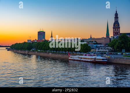 Riga, Lettland, 24. Juni 2022: Flusspromenade in der lettischen Hauptstadt Riga. Stockfoto