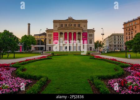 Riga, Lettland, 25. Juni 2022: Sunrise view of the National Opera and Ballet in Riga, Lettland. Stockfoto