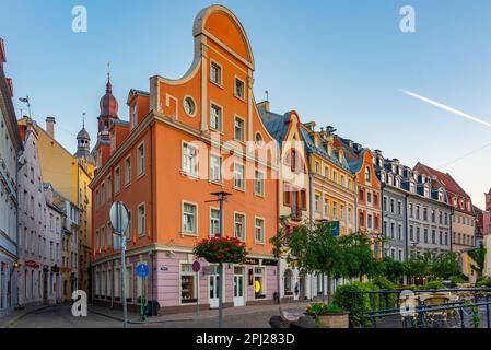 Riga, Lettland, 25. Juni 2022: Sonnenaufgang in einer Straße der Altstadt von riga, lettland. Stockfoto