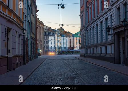 Riga, Lettland, 25. Juni 2022: Sonnenaufgang in einer Straße der Altstadt von riga, lettland. Stockfoto