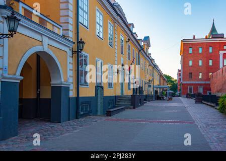 Riga, Lettland, 25. Juni 2022: Sunrise of Arsenal in the old town of riga, latvia. Stockfoto