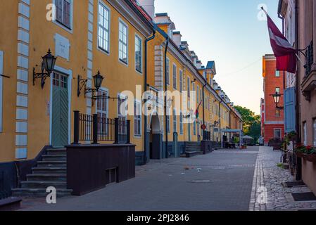 Riga, Lettland, 25. Juni 2022: Sunrise of Arsenal in the old town of riga, latvia. Stockfoto