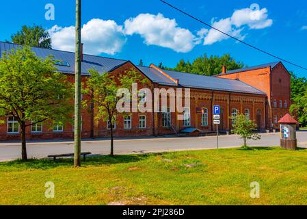 Ligatne, Lettland, 26. Juni 2022: Alte Papierfabrik in der lettischen Stadt Ligatne. Stockfoto