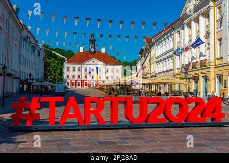 Tartu, Estland, 27. Juni 2022: Rathausplatz in der estnischen Stadt Tartu. Stockfoto