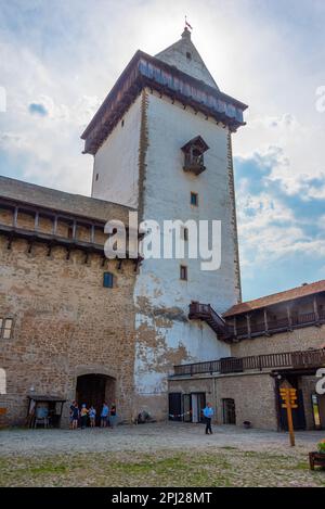 Narva, Estland, 28. Juni 2022: Blick auf das Schloss Narva in Estland. Stockfoto