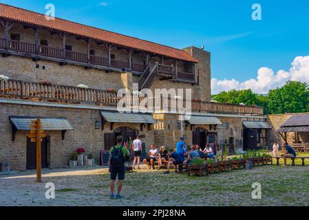 Narva, Estland, 28. Juni 2022: Blick auf das Schloss Narva in Estland. Stockfoto