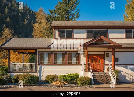 Japanischer traditioneller Hausstil. Außenansicht des traditionellen japanischen Folk House und Garten. Niemand, Straßenfoto, selektiver Fokus Stockfoto