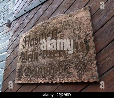 Schilder für den Kauf von Flaschen Wein, Bacharach (Bacharach am Rhein), Weingut, Mainz-Bingen Bezirk, Deutschland Stockfoto