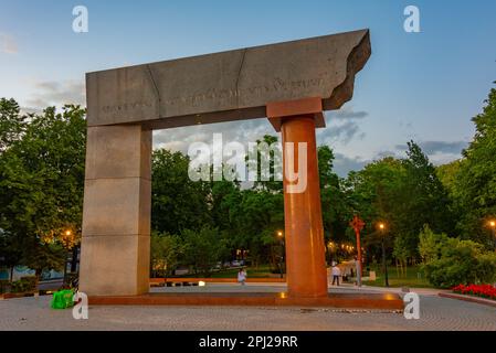 Klaipeda, Litauen, 3. Juli 2022: Sonnenuntergang über dem Denkmal für das Vereinigte Litauen in Klaipeda. Stockfoto