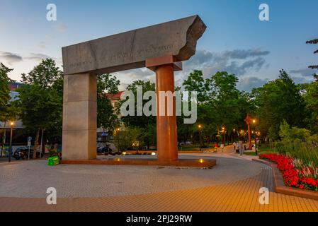 Klaipeda, Litauen, 3. Juli 2022: Sonnenuntergang über dem Denkmal für das Vereinigte Litauen in Klaipeda. Stockfoto