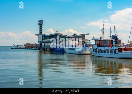 Nida, Litauen, 4. Juli 2022: Boote legen im Hafen von Nida in Litauen an. Stockfoto