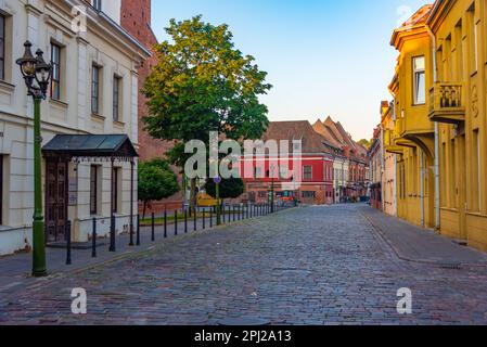 Kaunas, Litauen, 5. Juli 2022: Sunrise view of a Street in Kaunas, Litauen. Stockfoto