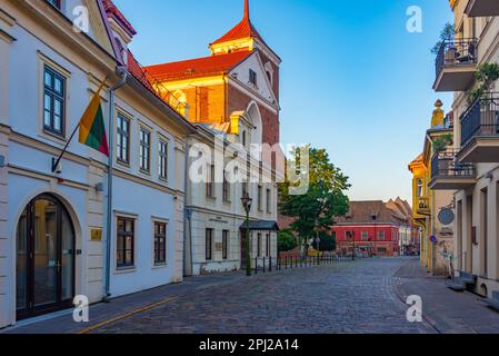Kaunas, Litauen, 5. Juli 2022: Sunrise view of a Street in Kaunas, Litauen. Stockfoto