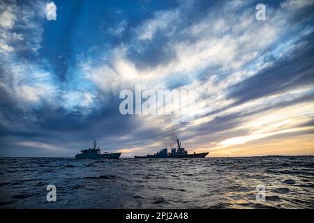 Ostsee. 24. März 2023. Der estnische Marinestreiter der Lindormen-Klasse EML Wambola (A433), Left, und der Arleigh-Burke-Klasse-Guided-Missile Destroyer USS Porter (DDG 78) Steam in Formation während einer Passübung, 23. März 2023. Porter ist auf einem geplanten Einsatz in den USA Marinestreitkräfte Europa Einsatzgebiet, angestellt von den USA Sechste Flotte, die die Interessen der USA, Verbündeten und Partner verteidigt. Kredit: USA Navy/ZUMA Press Wire Service/ZUMAPRESS.com/Alamy Live News Stockfoto