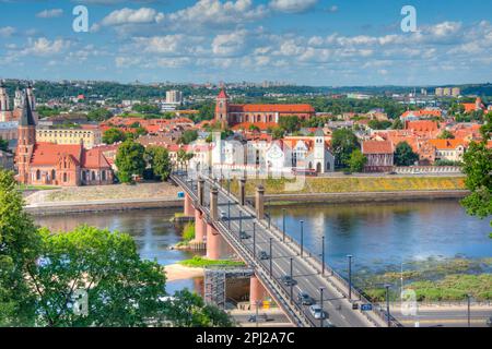 Kaunas, Litauen, 5. Juli 2022: Panoramablick auf Kaunas von der Aussichtsplattform Aleksotas in Litauen. Stockfoto