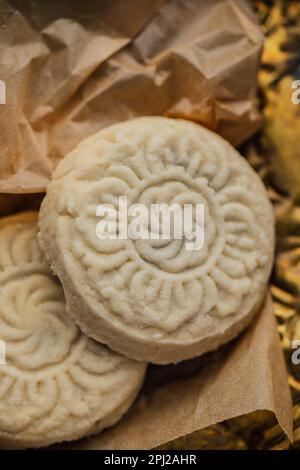 Nahaufnahme von Maamoul (ma'amoul), mit Datum gefüllte Butterkekse mit dekorativem Muster Stockfoto