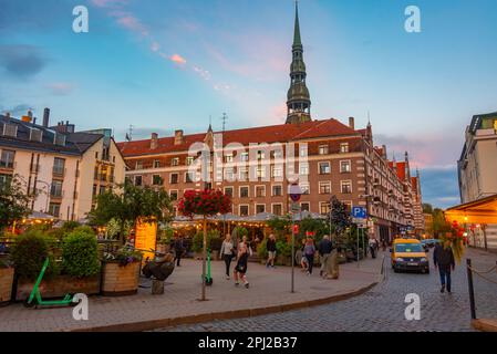 Riga, Lettland, 8. Juli 2022: Nachtleben in der Straße der Altstadt von riga, lettland. Stockfoto