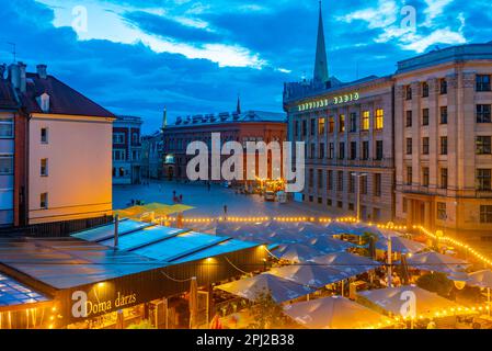 Riga, Lettland, 8. Juli 2022: Sonnenuntergang über Doma Laukums Platz voller Restaurants in der lettischen Hauptstadt Riga. Stockfoto