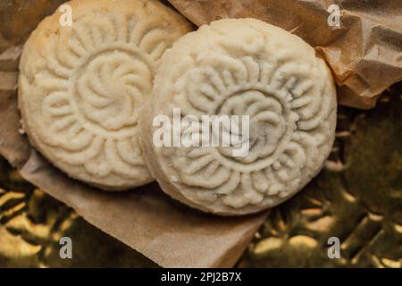 Nahaufnahme von Maamoul (ma'amoul), mit Datum gefüllte Butterkekse mit dekorativem Muster Stockfoto