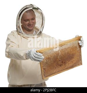 Imker in einheitlichem Bienenstockrahmen mit Wabenstruktur auf weißem Hintergrund Stockfoto