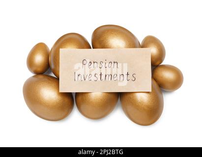 Goldene Eier und Karte mit Phrase Pension Investments auf weißem Hintergrund, Draufsicht Stockfoto
