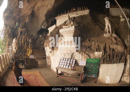 Die Pak Ou Höhle oder Ting Höhle ist für die Menschen in Laos wichtig. Denn es ist Ihr Tempel am Mekong mit Hunderten von Buddha-Bildern im Inneren. Stockfoto