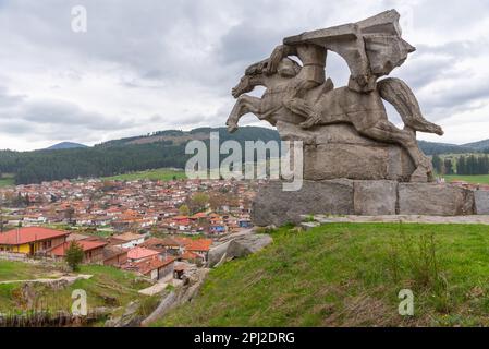 Koprivshtitsa, Bulgarien, 2. Mai 2022: Statue von Georgi Benkovski in der bulgarischen Stadt Koprivshtitsa. Stockfoto