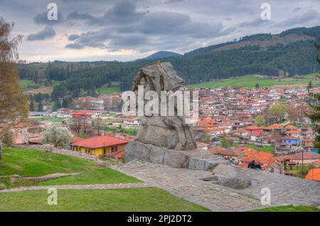 Koprivshtitsa, Bulgarien, 2. Mai 2022: Statue von Georgi Benkovski in der bulgarischen Stadt Koprivshtitsa. Stockfoto