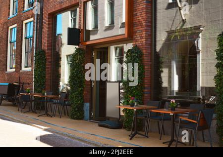 Wunderschöner Blick auf ein modernes Café mit Außenterrasse Stockfoto