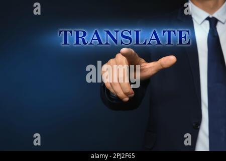 Ein Mann, der auf ein virtuelles Wortemodell zeigt. ÜBERSETZUNG vor dunkelblauem Hintergrund, Nahaufnahme Stockfoto
