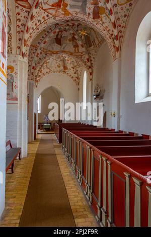 Fanefjord, Dänemark, 22. Juni 2022: Das Innere der bemalten Fanefjord-Kirche in Dänemark. Stockfoto