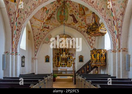 Elmelunde, Dänemark, 22. Juni 2022: Das Innere der bemalten Elmelündenkirche in Dänemark. Stockfoto