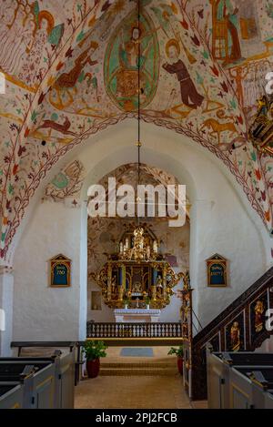 Elmelunde, Dänemark, 22. Juni 2022: Das Innere der bemalten Elmelündenkirche in Dänemark. Stockfoto