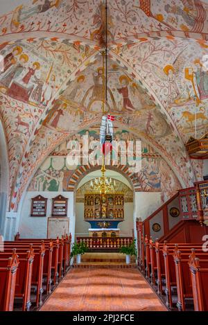 Keldby, Dänemark, 22. Juni 2022: Das Innere der bemalten Keldby-Kirche in Dänemark. Stockfoto