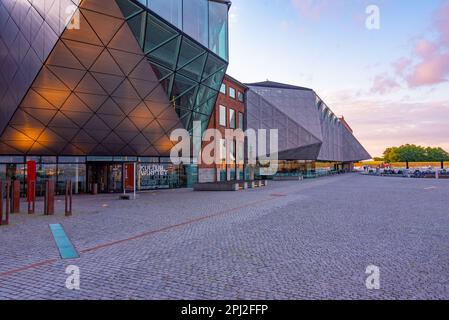 Helsingor, Dänemark, 21. Juni 2022: Sonnenuntergang über dem Kulturhof in der dänischen Stadt Helsingor. Stockfoto