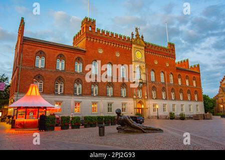 Odense, Dänemark, 19. Juni 2022: Blick auf das Rathaus in der dänischen Stadt Odense bei Sonnenuntergang. Stockfoto