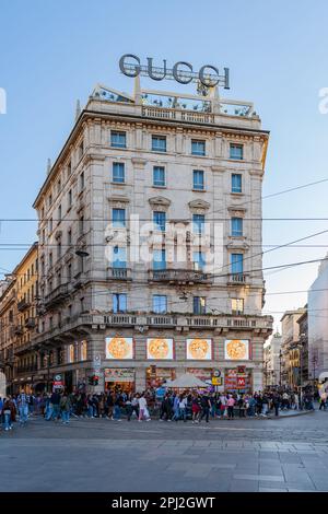 MAILAND, ITALIEN - 25. März 2023 : Neues leuchtendes Anzeigenneon von Gucci auf der Piazza, vor dem Mailänder Dom. Wichtige historische italienische Modemarke Stockfoto